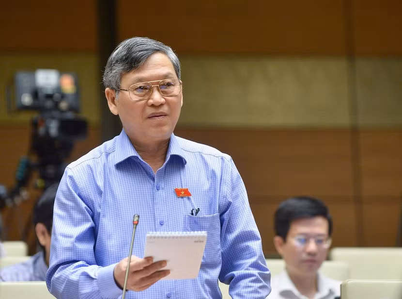 Đại biểu Tô Văn Tám (đoàn Kon Tum) phát biểu thảo luận