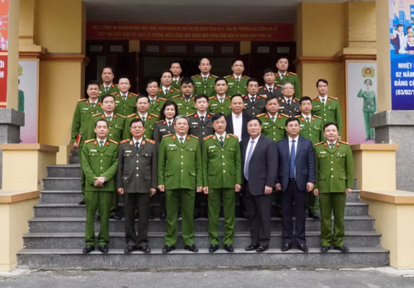 Đồng chí Nguyễn Duy Ngọc - Ủy viên Trung ương Đảng, Thứ trưởng Bộ Công an trong lần đến thăm, chúc Tết CBCS Công an quận Hoàng Mai