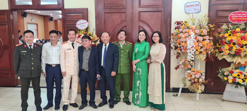 Phút gặp lại của những thế hệ cán bộ CAQ Hoàng Mai Phút gặp lại của những thế hệ cán bộ CAQ Hoàng Mai