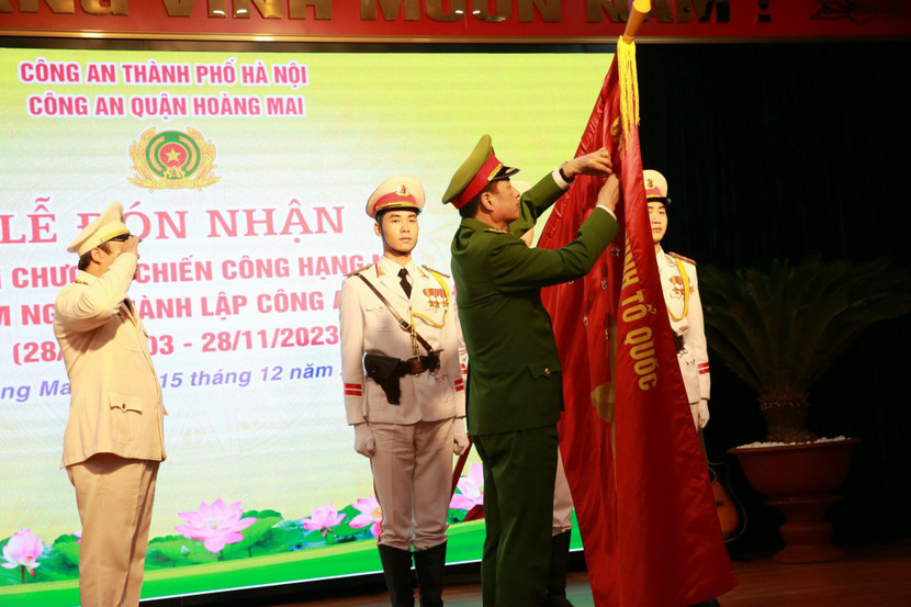 Thay mặt các đồng chí lãnh đạo cấp trên, Thượng tướng Nguyễn Duy Ngọc gắn Huân chương Chiến công hạng Nhì lên Cờ truyền thống của CAQ Hoàng Mai Thay mặt các đồng chí lãnh đạo cấp trên, Thượng tướng Nguyễn Duy Ngọc gắn Huân chương Chiến công hạng Nhì lên Cờ truyền thống của CAQ Hoàng Mai