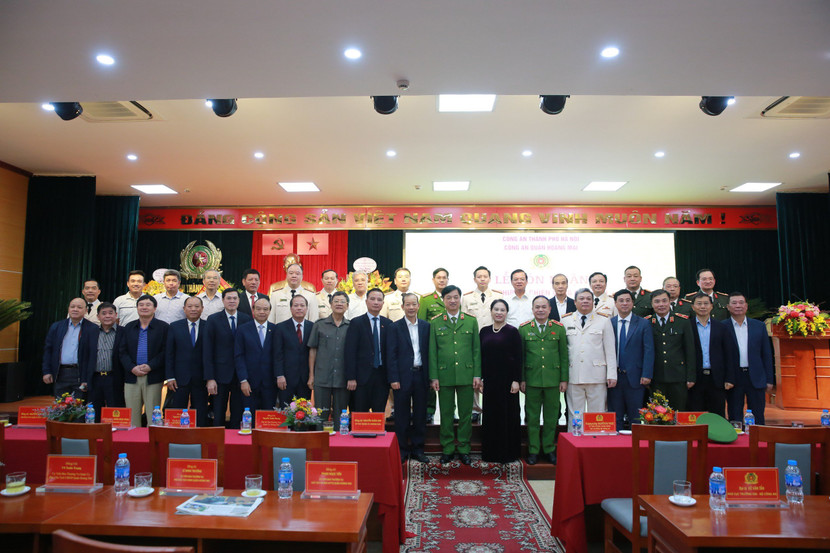 Thượng tướng Nguyễn Duy Ngọc cùng các đồng chí lãnh đạo, đại biểu chụp ảnh kỷ niệm Thượng tướng Nguyễn Duy Ngọc cùng các đồng chí lãnh đạo, đại biểu chụp ảnh kỷ niệm