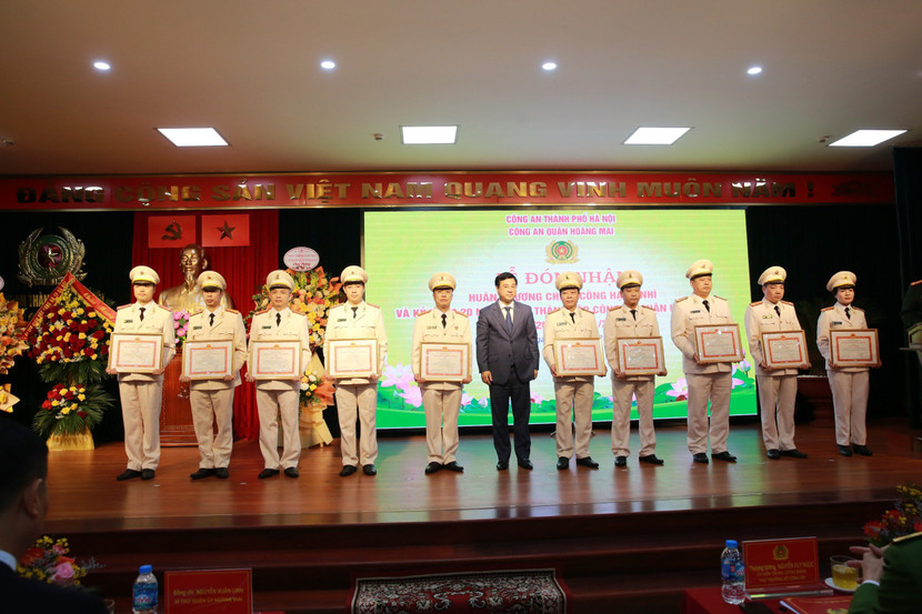 Đồng chí Nguyễn Minh Tâm - Chủ tịch UBND quận Hoàng Mai trao khen các tập thể, cá nhân lập thành tích xuất sắc của CAQ Hoàng Mai Đồng chí Nguyễn Minh Tâm - Chủ tịch UBND quận Hoàng Mai trao khen các tập thể, cá nhân lập thành tích xuất sắc của CAQ Hoàng Mai