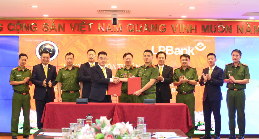 Thỏa thuận hợp tác sẽ giúp LPBank đẩy mạnh vay tín chấp thông qua chấm điểm tín dụng của công dân, góp phần đẩy lùi tín dụng đen, mang lại lợi ích cho cộng đồng.