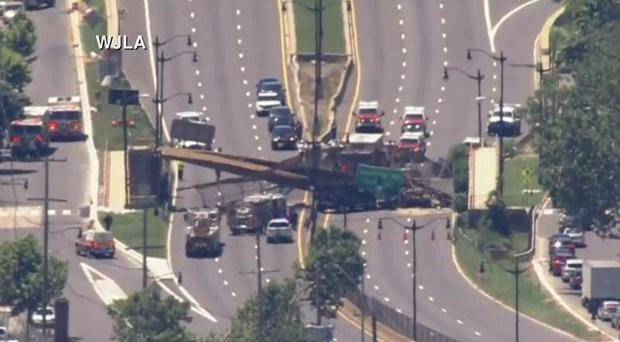 Hiện trường vụ tai nạn sập cầu cho người đi bộ ở Washington