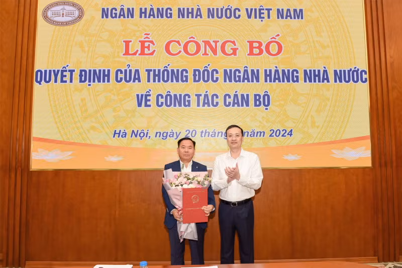 Phó Thống đốc Ngân hàng Nhà nước Phạm Quang Dũng trao quyết định cho ông Lại Hữu Phước