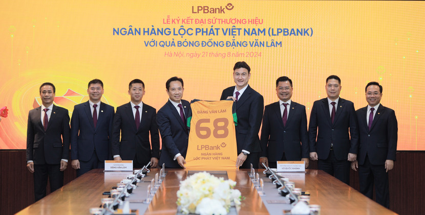 Ông Lê Minh Tâm – Phó Chủ tịch thường trực HĐQT LPBank trao tặng áo lưu niệm cho Quả bóng đồng 2023 Đặng Văn Lâm - Đại sứ thương hiệu của Ngân hàng Lộc Phát Việt Nam
