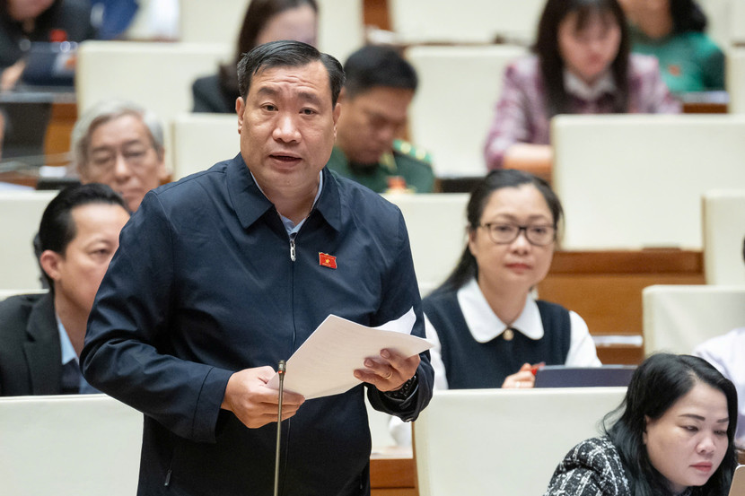 Đại biểu Thạch Phước Bình (đoàn Trà Vinh) thảo luận Đại biểu Thạch Phước Bình (đoàn Trà Vinh) thảo luận