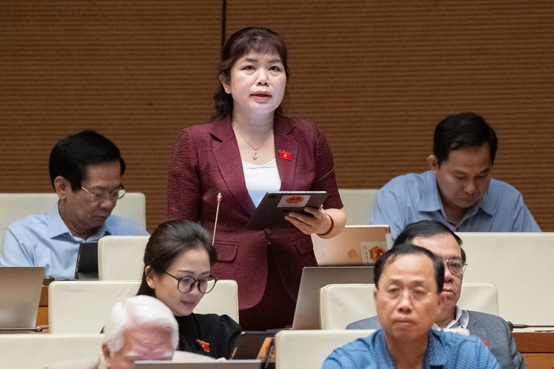 Đại biểu Nguyễn Thị Thu Hà (đoàn Quảng Ninh) phát biểu