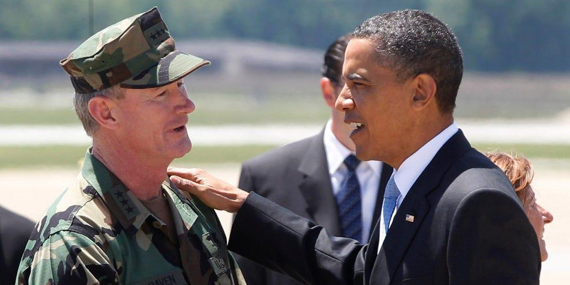 Cựu Tổng thống Mỹ Barack Obama và Đô đốc hải quân William McRaven