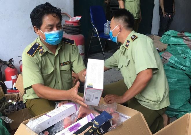 Lực lượng chức năng kiểm đếm, phân loại số đồ chơi tình dục bị thu giữ
