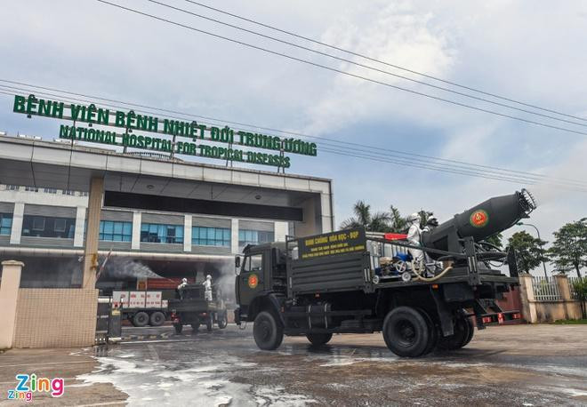 Bệnh viện Bệnh Nhiệt đới Trung ương cơ sở Kim Chung (Đông Anh, Hà Nội) được khử trùng chống dịch