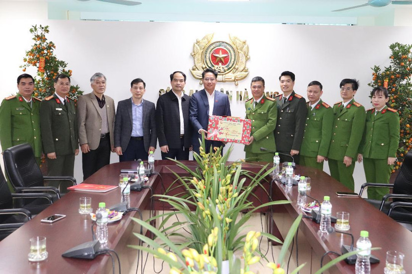 Đồng chí Nguyễn Thanh Xuân - Thành ủy viên, Bí thư Quận ủy Hà Đông chúc Tết CAQ