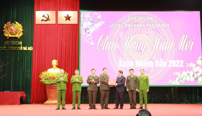 Thủ tướng Phạm Minh Chính tặng quà, chúc Tết cán bộ, chiến sỹ Công an Thủ đô