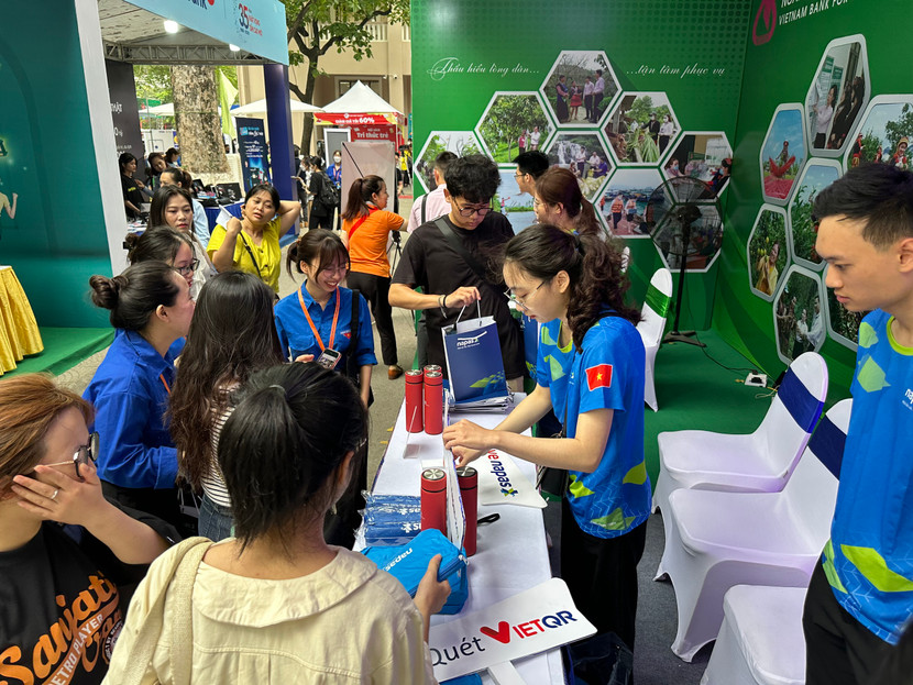 Các bạn sinh viên nô nức trải nghiệm dịch vụ ngân hàng số tại sự kiện Các bạn sinh viên nô nức trải nghiệm dịch vụ ngân hàng số tại sự kiện