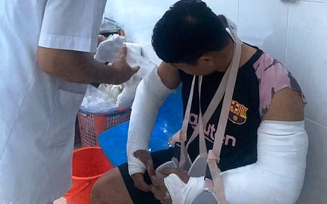 Anh Lâm Anh Đạt làm nghề shipper đã bị vợ chồng người nhận hàng đánh gãy cả hai tay