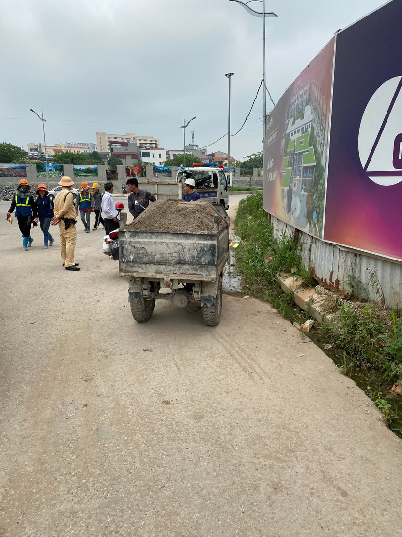 Xe tự chế chở vật liệu xây dựng bị nhắc nhở, xử lý nghiêm