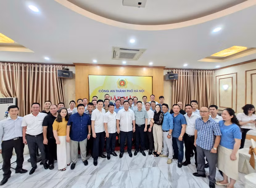 Trung tướng Nguyễn Hải Trung cùng các đại biểu tham dự buổi gặp mặt