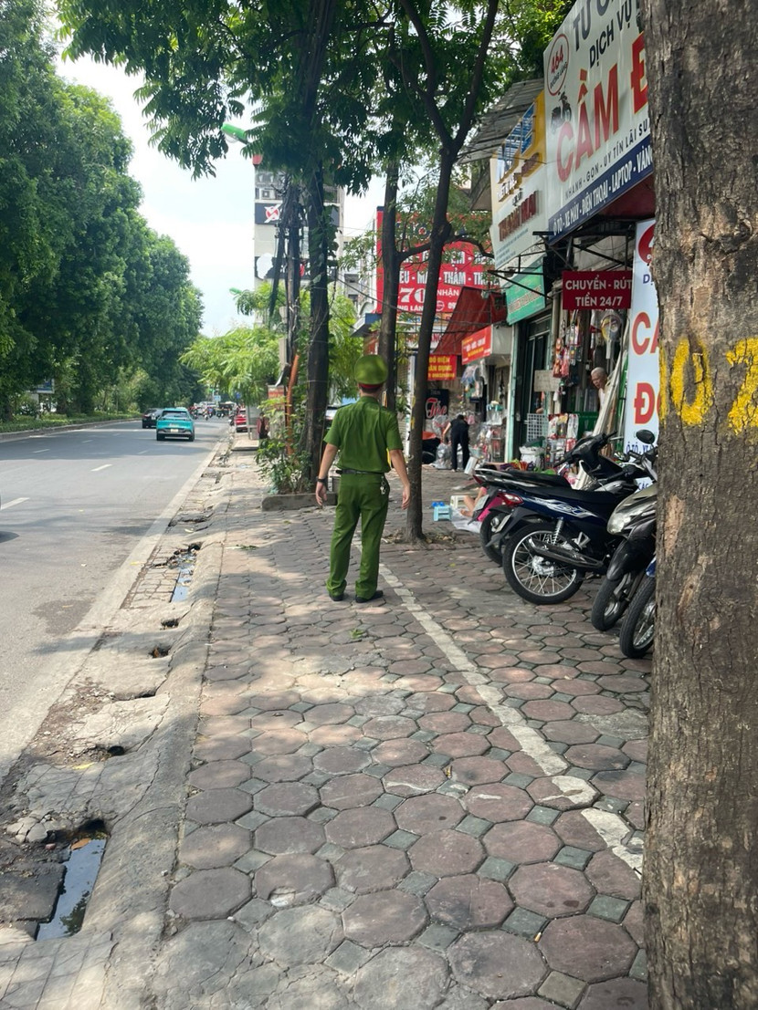 Không đơn giản để có được những tuyến vỉa hè thông thoáng, nếu thiếu ý thức và sự ủng hộ của người dân Không đơn giản để có được những tuyến vỉa hè thông thoáng, nếu thiếu ý thức và sự ủng hộ của người dân