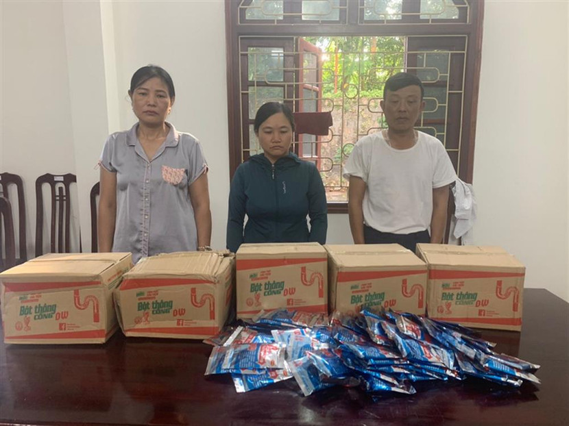 Các đối tượng: Lê Thị Ngoan, Lê Thị Luận, Lê Văn Nguyên (từ trái sang phải) và tang vật bị thu giữ. Các đối tượng: Lê Thị Ngoan, Lê Thị Luận, Lê Văn Nguyên (từ trái sang phải) và tang vật bị thu giữ.