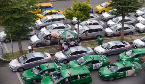 Theo quy định mới, từ 25-3, hai bên cánh cửa xe taxi phải niêm yết bảng giá cước đã kê khai