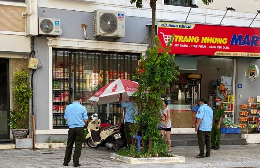 Nhắc nhở các hộ kinh doanh không bày bán, che chắn lấn chiếm vỉa hè