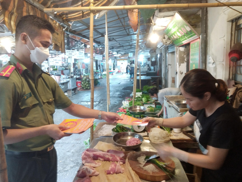 Phát tận tay tờ rơi đến tiểu thương Phát tận tay tờ rơi đến tiểu thương