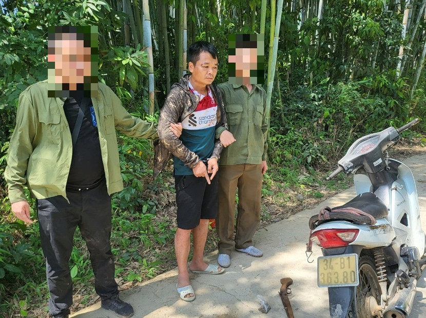 Lực lượng chức năng bắt quả tang đối tượng Triệu Tiến Thắng có hành vi tàng trữ trái phép vũ khí quân dụng