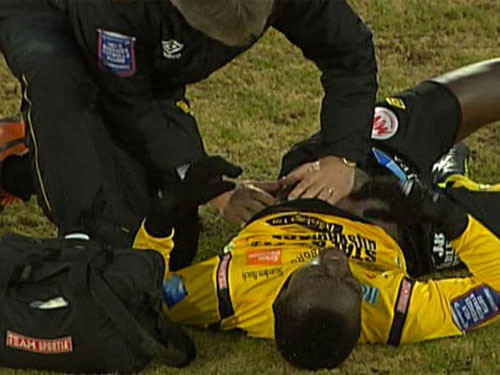 Dính "mưa" vỏ bia, cầu thủ quằn quại trên sân ảnh 1