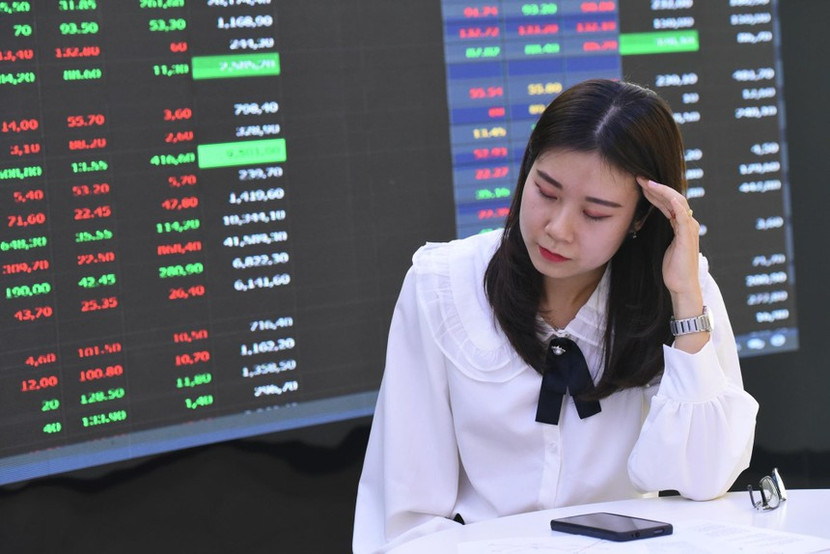 Thị trường chứng khoán giảm rất sâu phiên sáng nay