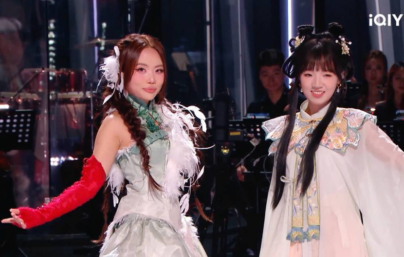 Phương Mỹ Chi và Kelou đã có sự kết hợp ăn ý tại trạm Thượng Hải