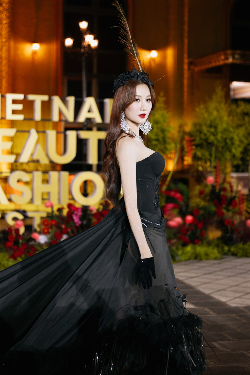 Bộ trang phục được xử lý đặc biệt, tạo hiệu ứng khi di chuyển ở chân váy vô cùng độc đáo, và phần đuôi váy dài 5m khiến nàng hậu trở nên sang trọng, quyến rũ Bộ trang phục được xử lý đặc biệt, tạo hiệu ứng khi di chuyển ở chân váy vô cùng độc đáo, và phần đuôi váy dài 5m khiến nàng hậu trở nên sang trọng, quyến rũ