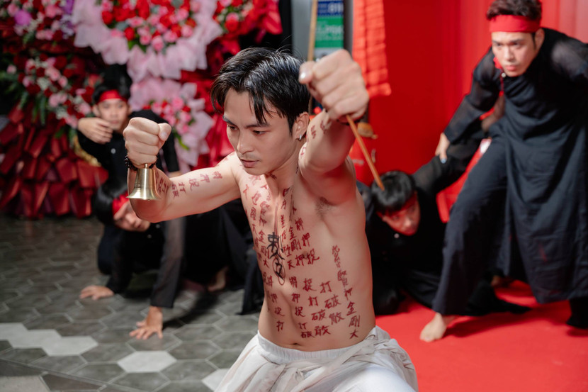 Phần xuất hiện ấn tượng của Lãnh Thanh trong phần tái hiện không khí nghi lễ kịch tính trong phim