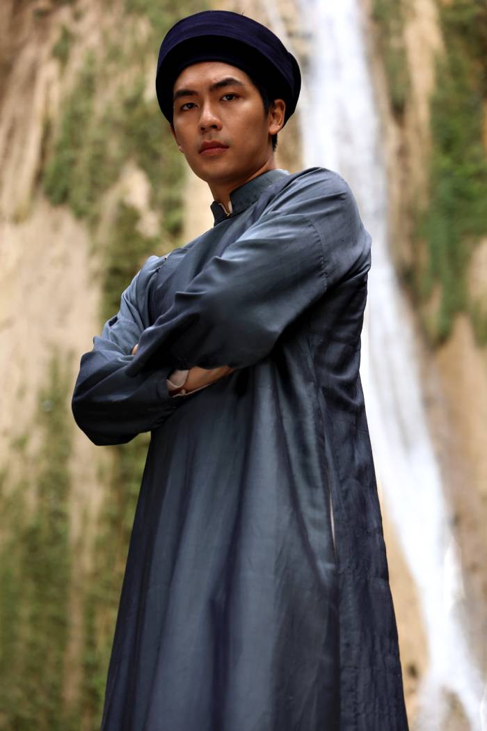 Diễn Viên Quốc Anh (vai Thạc) khẳng định việc khoác những bộ phục trang này giúp anh dễ dàng hóa thân vào nhân vật hơn Diễn Viên Quốc Anh (vai Thạc) khẳng định việc khoác những bộ phục trang này giúp anh dễ dàng hóa thân vào nhân vật hơn