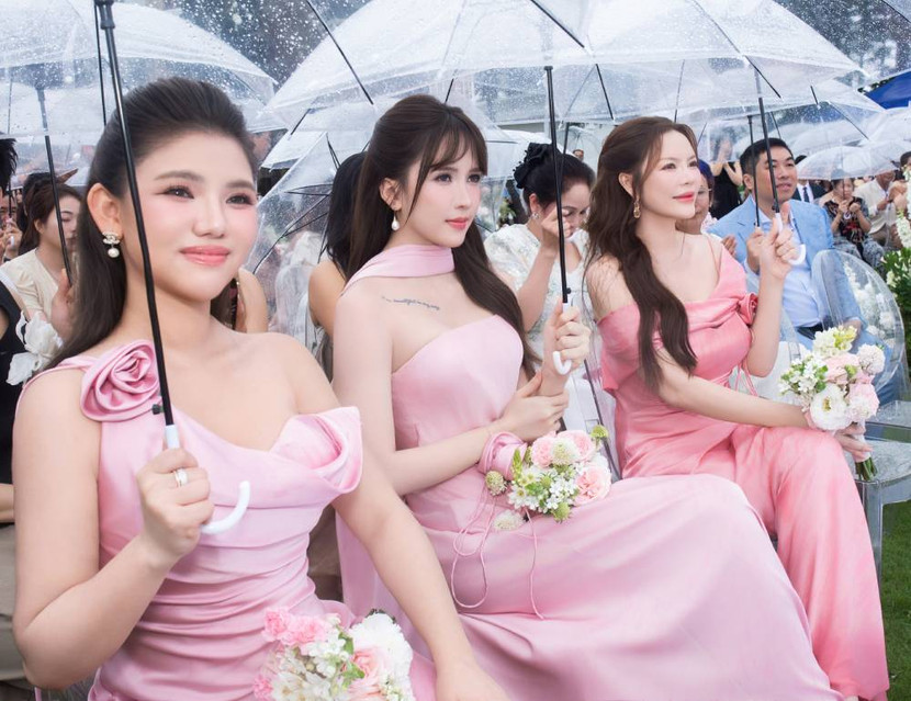 Lý Nhã Kỳ, Thiều Bảo Trâm và Myra Trần làm dâu phụ cho Hồ Quỳnh Hương trong ngày cưới