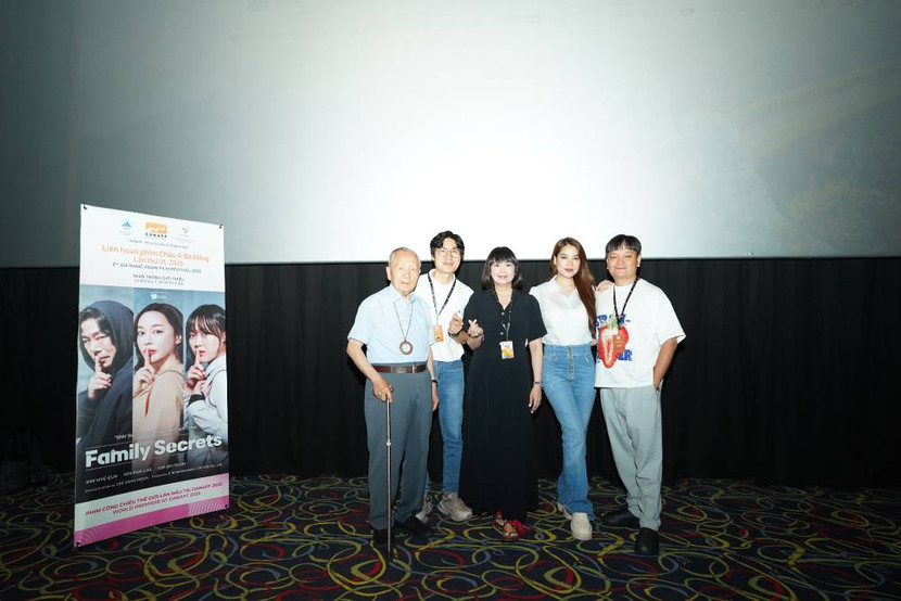 Diễn viên, nhà sản xuất Trương Ngọc Ánh cùng diễn viên Trịnh Tú Trung cùng xem phim Diễn viên, nhà sản xuất Trương Ngọc Ánh cùng diễn viên Trịnh Tú Trung cùng xem phim