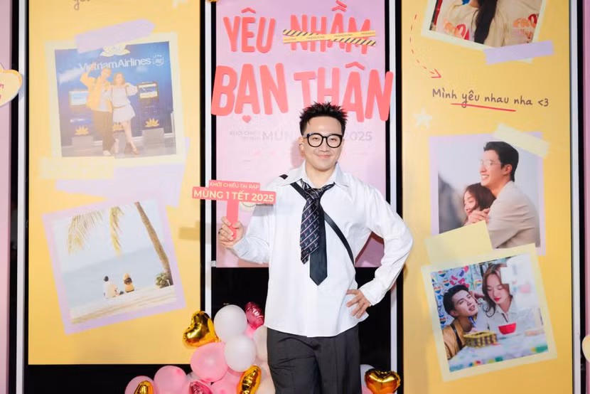 Diễn viên - đạo diễn Trấn Thành hoá thân thành cậu học sinh bảnh bao trên thảm đỏ