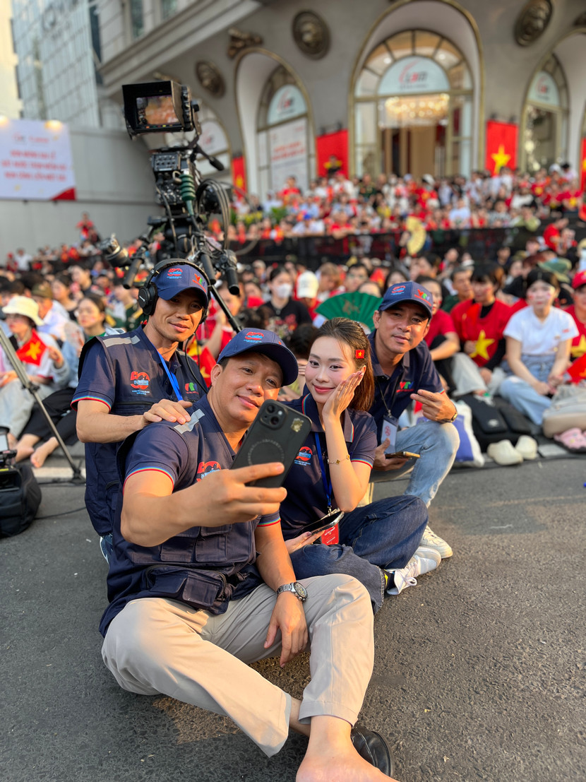 Ban Mai cùng các đồng nghiệp tại hiện trường ngày đại lễ