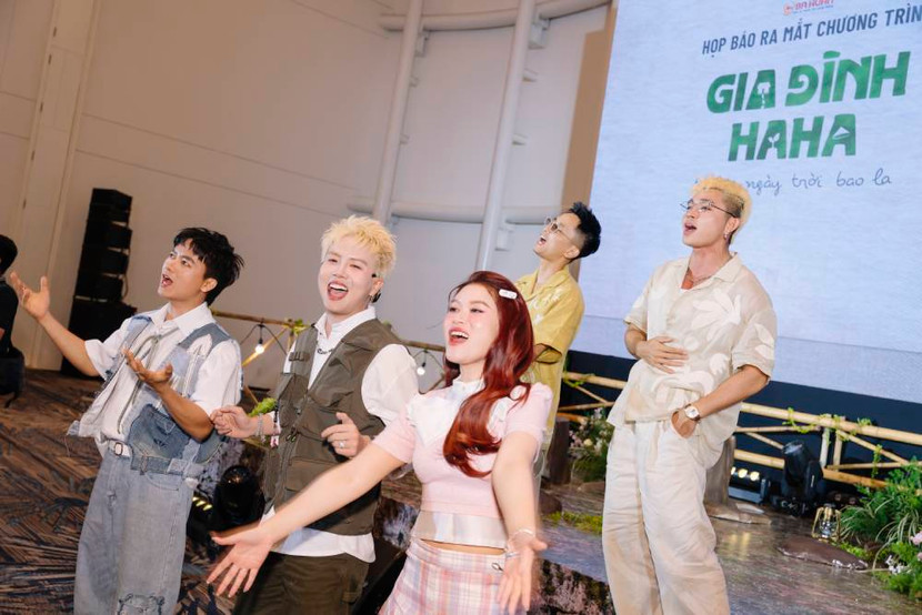 Các thành viên của "Gia đình haha" trình diễn ca khúc chủ đề Các thành viên của "Gia đình haha" trình diễn ca khúc chủ đề