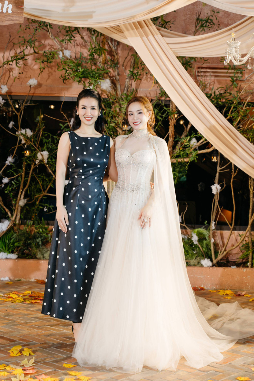 Ca sĩ Võ Hạ Trâm cũng trong "hội mẹ bỉm" cùng Vy Oanh và nhiều đồng nghiệp khác