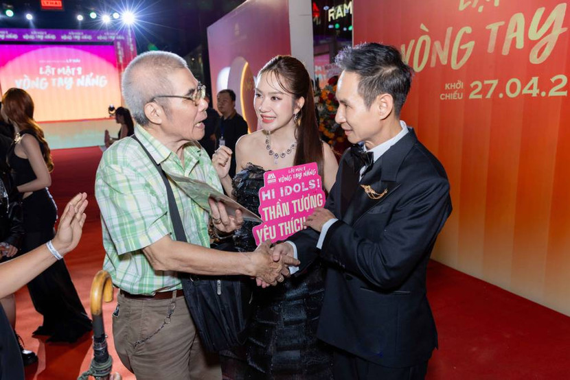 Vợ chồng Lý Hải - Minh Hà chào đón nguời thầy của Minh Hà trên thảm đỏ