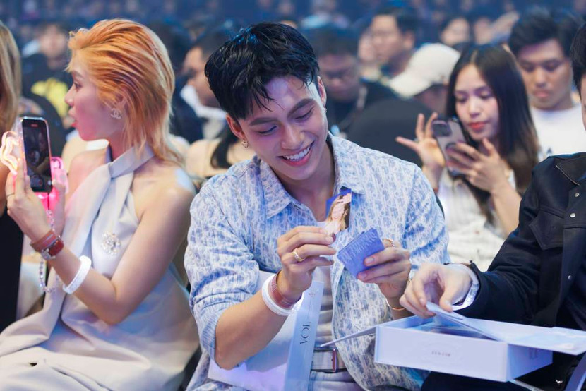 Mono hào hứng "đập hộp" album mới của Đông Nhi