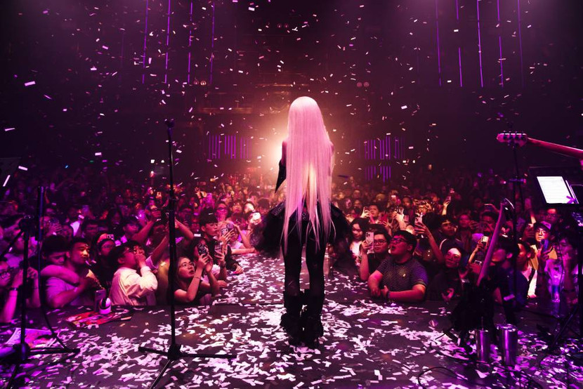 Rất đông khán giả đã đến với Phùng Khánh Linh trong đêm nhạc