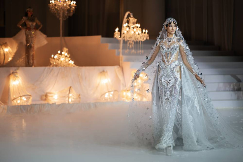 Á hậu Hoàng Thuỳ đảm nhận vị trí vedette của show diễn