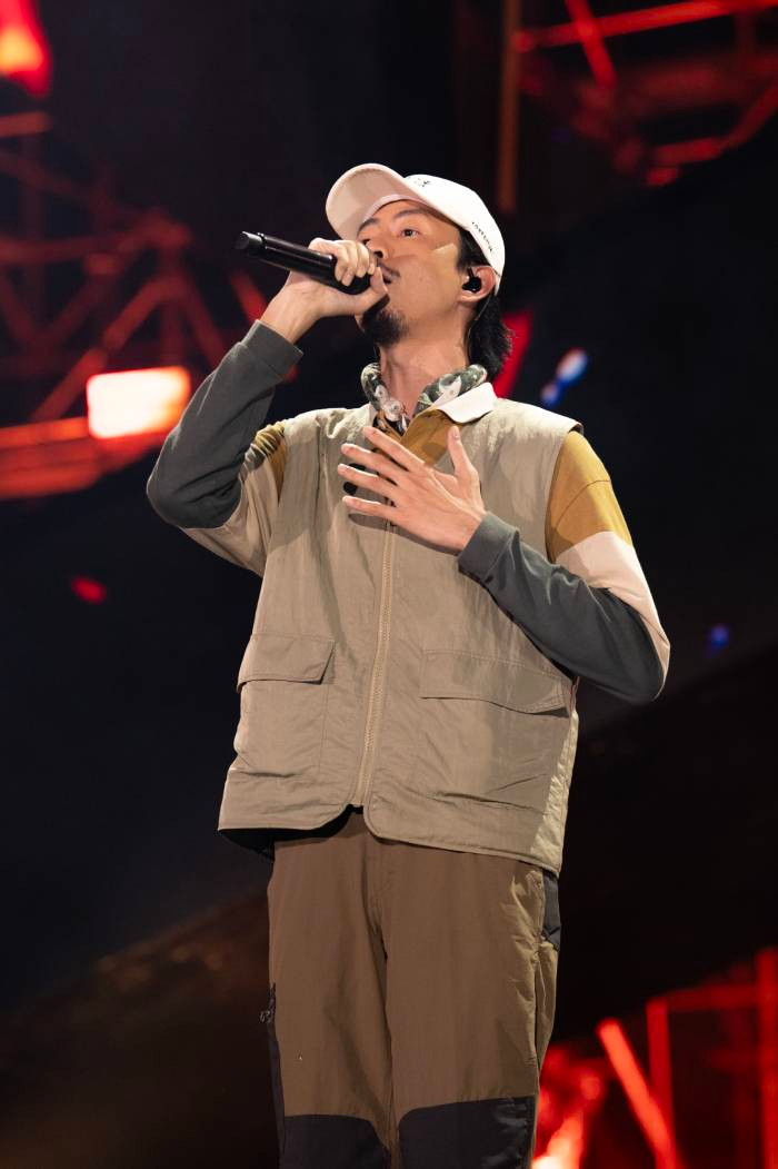 Đen luôn xuất hiện với hình ảnh quen thuộc