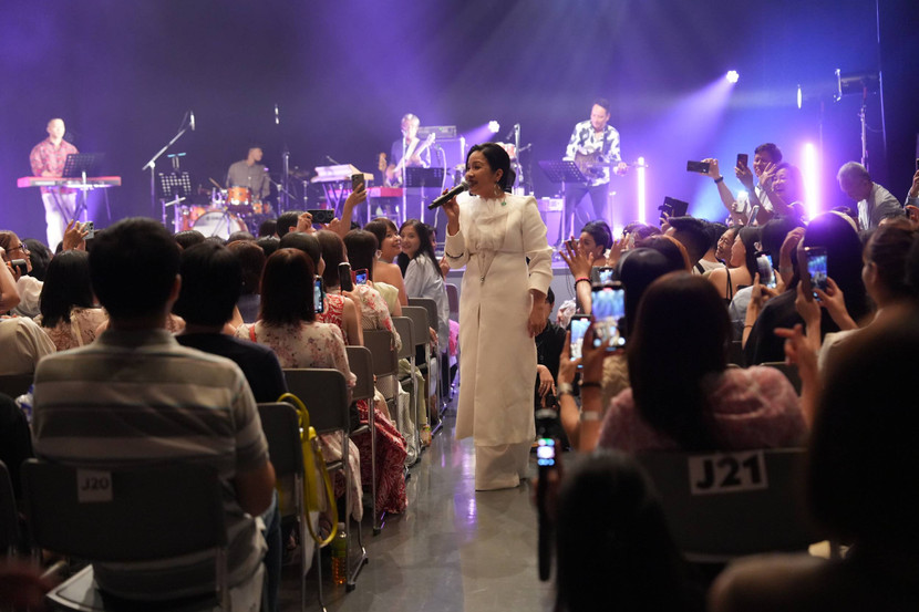 Khán phòng chật kín, với đông đảo khán giả Việt kiều, bạn bè Nhật Bản và người yêu nhạc quốc tế. Âm nhạc gia đình Mỹ Linh đã trở thành cầu nối văn hóa