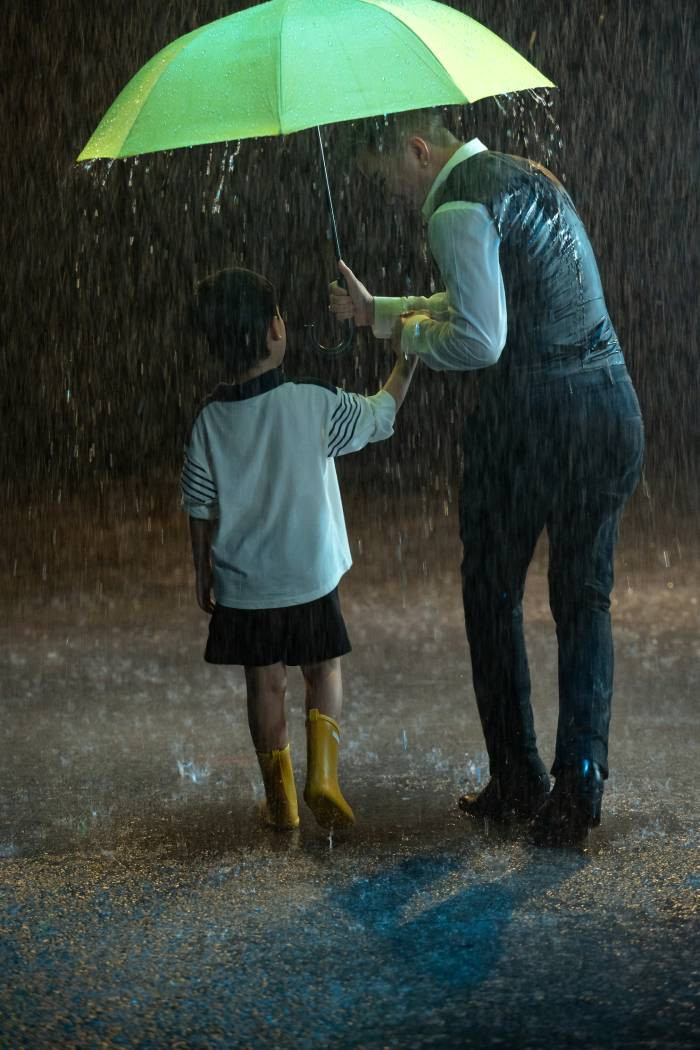 Hình ảnh chạm đến trái tim nhiều khán giả trong MV "Đừng hỏi anh như thế" mới ra mắt của Đàm Vĩnh Hưng