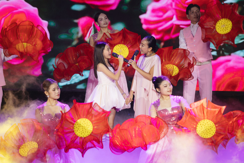 Ca sĩ Đoan Trang và con gái cùng song ca "Em là bông hồng nhỏ" Ca sĩ Đoan Trang và con gái cùng song ca "Em là bông hồng nhỏ"