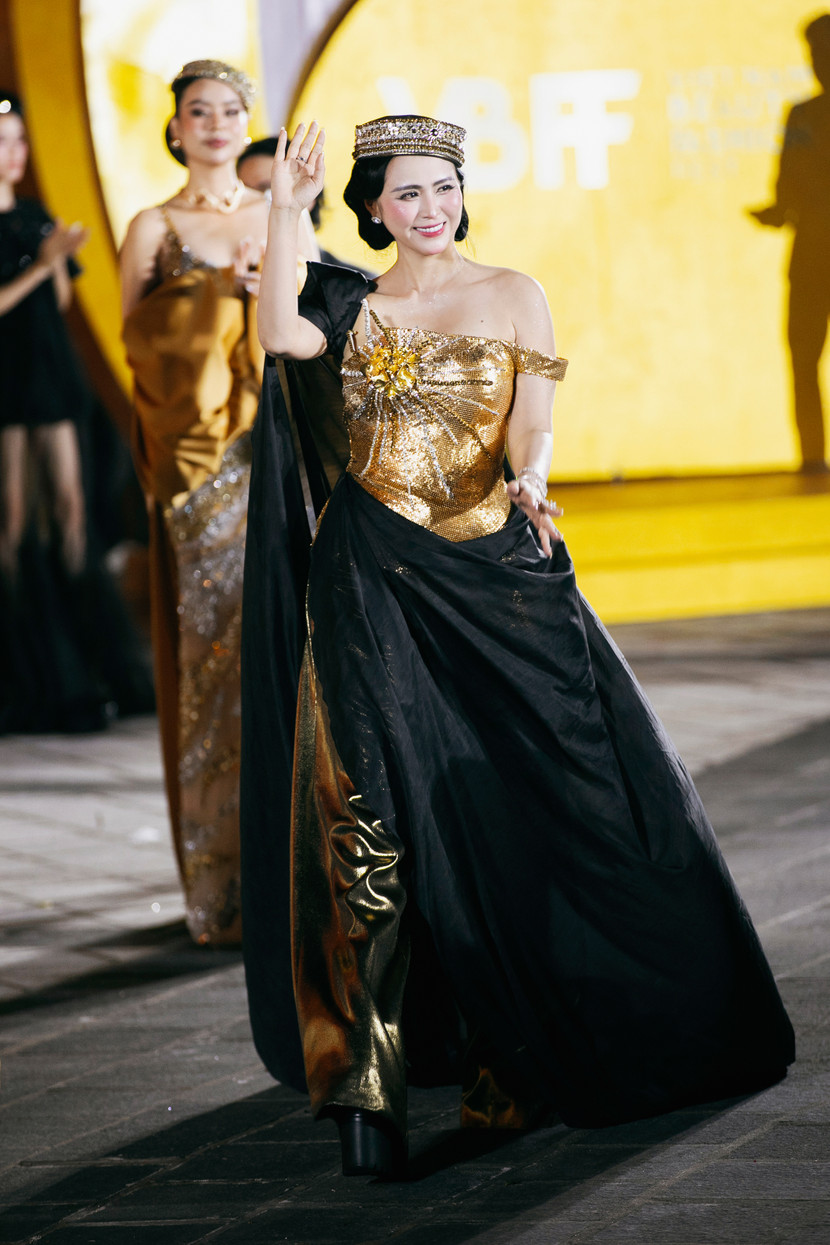 NTK Thanh Hương Bùi cho biết: “BST Éclat của THANHHUONGBUI được lấy cảm hứng từ những mảnh ánh sáng lấp lánh, Éclat mang đến sự kiêu kỳ, sang trọng và lộng lẫy cho người mặc" NTK Thanh Hương Bùi cho biết: “BST Éclat của THANHHUONGBUI được lấy cảm hứng từ những mảnh ánh sáng lấp lánh, Éclat mang đến sự kiêu kỳ, sang trọng và lộng lẫy cho người mặc"