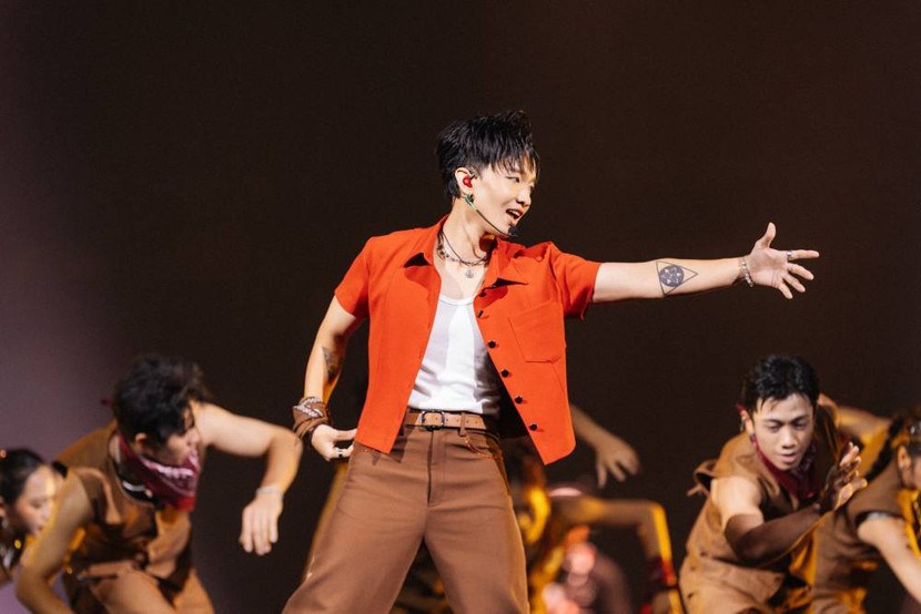 Hoàng Dũng thể hiện vũ đạo trong concert "Xoay tròn" Hoàng Dũng thể hiện vũ đạo trong concert "Xoay tròn"