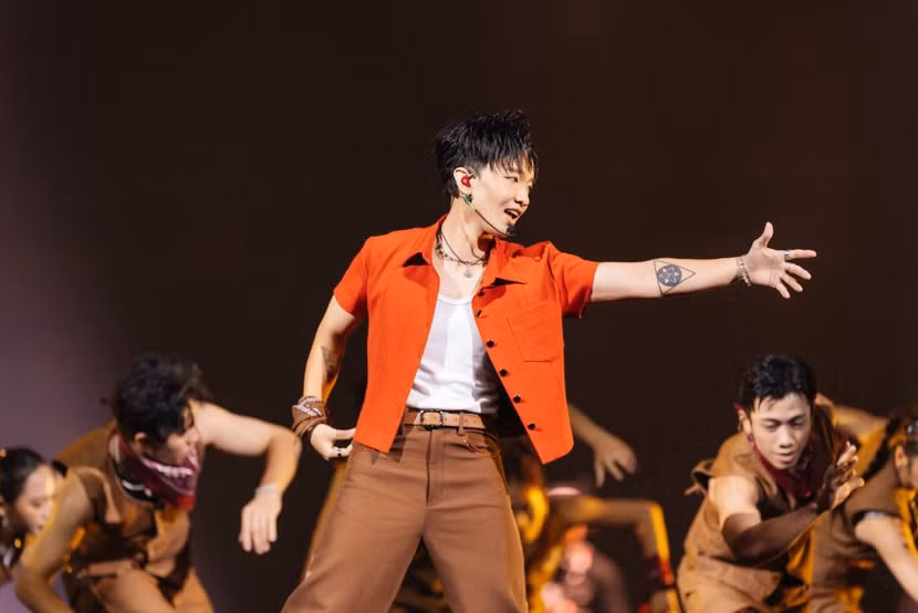 Hoàng Dũng thể hiện vũ đạo trong concert "Xoay tròn" Hoàng Dũng thể hiện vũ đạo trong concert "Xoay tròn"